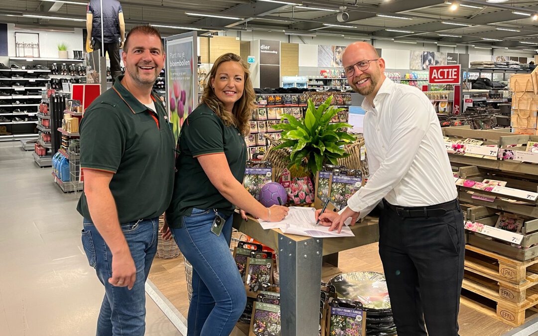 Wildrik en Hanneke Jager van Welkoop Westerbork tekenen het sponsorcontract.