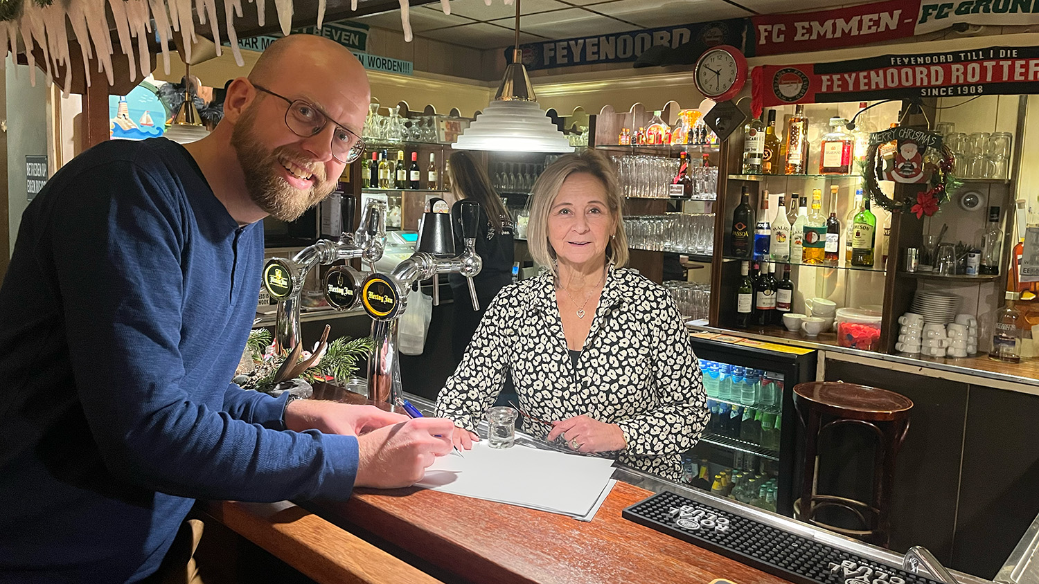 Contract met Cafe De Dorpskern wordt getekend aan de bar